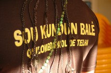 Camiseta do Kundun Balê - tranças e guias.